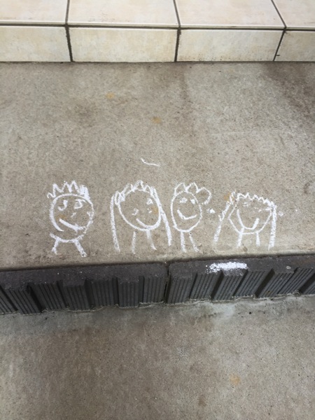 子どもの瞬発的に描いた作品には敵わない・・・