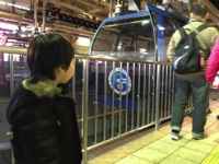 ロープウェイを見るさいごーどん.JPG 箱根,旅行,ロープウェイ